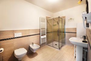 ein Bad mit einer Dusche, einem WC und einem Waschbecken in der Unterkunft La Rocchetta in Valeggio sul Mincio