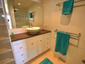 Ένα μπάνιο στο Harbourside 5 ground floor waterfront unit
