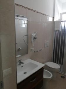 Bathroom sa Hotel Tirreno Formia