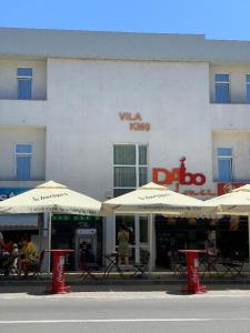 un edificio con sombrillas frente a un restaurante en Vila KM 0, en Neptun