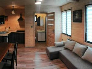 Η κουζίνα ή μικρή κουζίνα στο Domki drewniane u Marioli