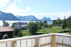 uma vista a partir da varanda de uma casa com montanhas em Destination Senja - Skaland em Skaland