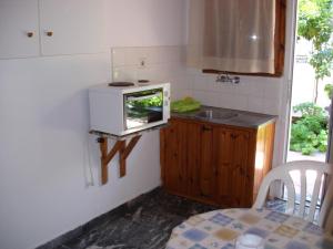 a small kitchen with a fishtank on a counter at ilias appartements tsaprounis in Elliniká