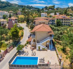 uma vista aérea de uma casa com piscina em Costas Studios em Argasi