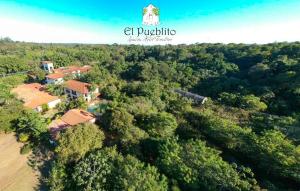 uma vista aérea de uma casa na floresta em El Pueblito Iguazú em Puerto Iguazú