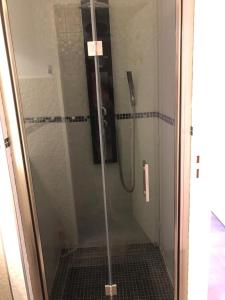 una doccia con una porta in vetro in un bagno di Port nature 2 Villas studio a Cap d'Agde