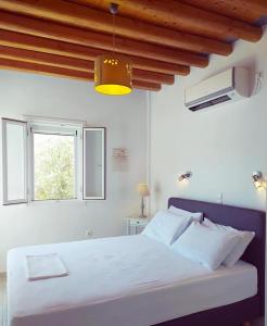 Postel nebo postele na pokoji v ubytování George's Seaside Apartments Sifnos