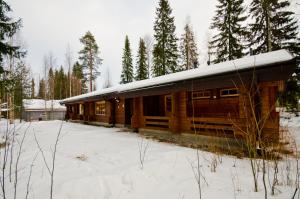 een blokhut met sneeuw op de grond bij Messner Tahko in Tahkovuori