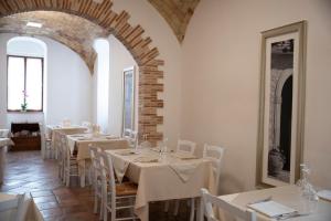 A restaurant or other place to eat at I Casali di Colle Monte