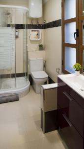 A bathroom at Espectacular apartamento junto a la Plaza Mayor by My Home in Salamanca Még 29 kép