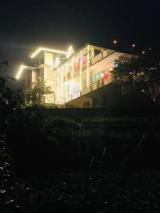 um edifício à noite com luzes acesas em Venus Inn Nuwara Eliya em Nuwara Eliya