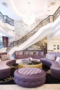 una sala de estar con muebles de color púrpura y una escalera. en Звездный Отель WELLNESS & SPA en Sochi