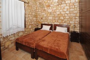 Een bed of bedden in een kamer bij VILLA KOUTSOYPIA STONE HOUSE