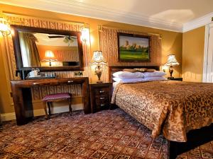 een hotelkamer met een bed en een spiegel bij Riverside Inn in Ely
