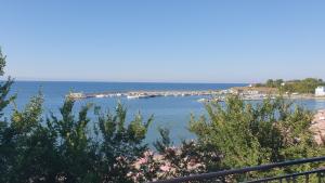 - une vue sur une baie avec des bateaux dans l'eau dans l'établissement Студия първа линия Черноморец, à Tchernomorets