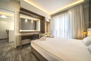 Llit o llits en una habitació de Porto Kalamaki Hotel