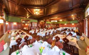 Reštaurácia alebo iné gastronomické zariadenie v ubytovaní Hotel Lebzelter