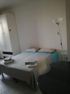 um quarto com uma cama com um candeeiro e uma cadeira em Atlantici em Benevento