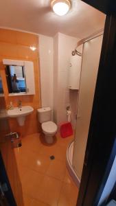 La petite salle de bains est pourvue de toilettes et d'un lavabo. dans l'établissement Студия първа линия Черноморец, à Tchernomorets