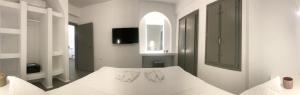 Postel nebo postele na pokoji v ubytování Amphitrite Suites Santorini