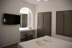 Postel nebo postele na pokoji v ubytování Amphitrite Suites Santorini