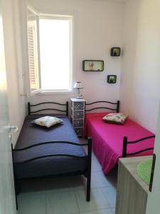 سرير أو أسرّة في غرفة في Villetta Lucy (Residence Junior 1)