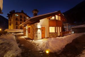una piccola casa nella neve di notte di Chalets Mignon a Limone Piemonte
