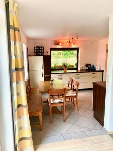 cocina y comedor con mesa y sillas en Ferienwohnung Bielmeier, en Zachenberg