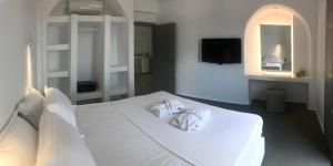 Postel nebo postele na pokoji v ubytování Amphitrite Suites Santorini