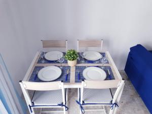 A seating area at Apartamento Conil Playa & céntrico, con Aire Acond y WIFI -SOLO FAMILIAS Y PAREJAS-