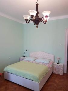 - une chambre avec un lit et un lustre dans l'établissement Soba Marinko, à Rijeka