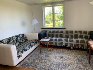 Istumisnurk majutusasutuses Charming house on large property on Vato
