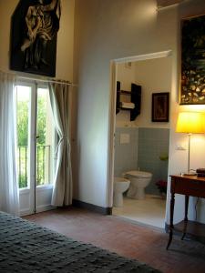 1 dormitorio con baño con aseo y ventana en Il Monasteraccio en Florencia