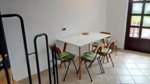 uma mesa branca e cadeiras num quarto em Apartment Iva em Novi Vinodolski