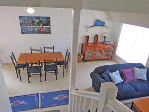 sala de estar con mesa y sofá azul en Mahi Mahi 2 3 bedroom between Shoal Bay and Little Beach, en Shoal Bay