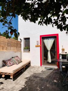 a bench sitting outside of a building with a window at Quinta do Marinheiro - Meco in Aldeia do Meco