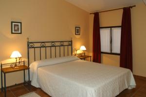 Hotel y apartamentos La Casa Rural客房内的一张或多张床位