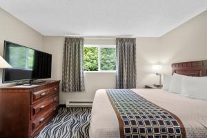 Кровать или кровати в номере Astoria Rivershore Motel