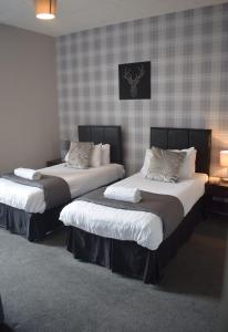 Rúm í herbergi á Kelpies Serviced Apartments McDonald- 2 Bedrooms