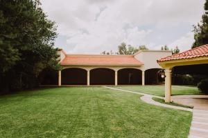 uma casa com um grande quintal com um edifício em Holiday Inn Durango, an IHG Hotel em Durango