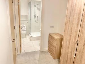La salle de bains est pourvue d'une douche et de toilettes. dans l'établissement Halo Apartments - City Centre, à Manchester
