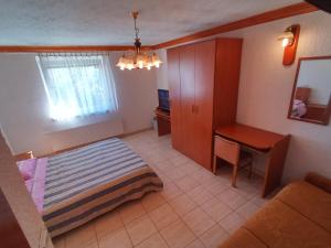 Postel nebo postele na pokoji v ubytování ANKARAN SOBE MARA