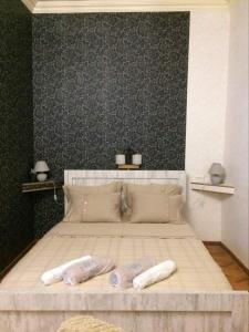 um quarto com uma cama com duas almofadas em Guesthouse Raisa em Kvareli