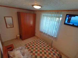 Postel nebo postele na pokoji v ubytování ANKARAN SOBE MARA