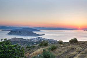 - Vistas al océano al atardecer en Aegina Colors, en Sfendoúrion