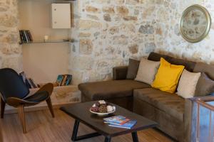 een woonkamer met een bank en een tafel bij River View in Prasiaí