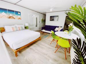 een slaapkamer met een bed en een tafel en stoelen bij Rock Apartments by Lowkl in Miami Beach