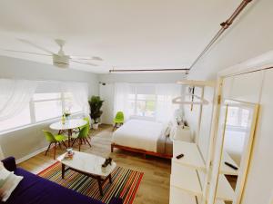 um quarto com uma cama, uma mesa e uma cama em Rock Apartments by Lowkl em Miami Beach