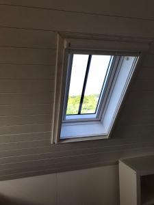 a window in the ceiling of a room at Vakantiewoning Het Gemaal in Oostwold