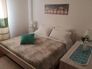 アルゲーロにあるCasa vacanze Lunatyaのベッド1台(枕2つ付)